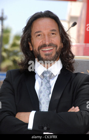 Marco Antonio Solis bei der Induktion Zeremonie für Stern auf dem Hollywood gehen von Fame Zeremonie für Marco Antonio Solis, Hollywood Boulevard, Los Angeles, CA 5. August 2010. Foto von: Michael Germana/Everett Collection Stockfoto