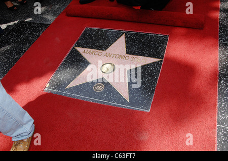 Marco Antonio Solis Star bei der Induktion Zeremonie für Stern auf dem Hollywood gehen von Fame Zeremonie für Marco Antonio Solis, Hollywood Boulevard, Los Angeles, CA 5. August 2010. Foto von: Michael Germana/Everett Collection Stockfoto