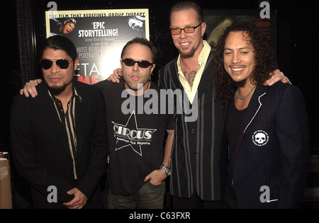 Rock-Gruppe Metallica (l, R) Robert Trujillo, James Hetfield, Lars Ulrich, Kirk Hammett bei der Premiere Vorführung von METALLICA: SOME KIND OF MONSTER, New York, 7. Juli 2004. (Foto von Brad Barket / Everett Collection) Stockfoto