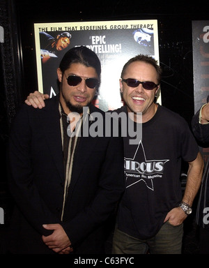 Metallica Bandmitglieder Robert Trujillo und Lars Ulrich bei der Premiere Vorführung von METALLICA: SOME KIND OF MONSTER, New York, 7. Juli 2004. (Foto von Brad Barket / Everett Collection) Stockfoto