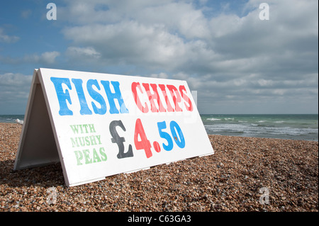 Fish &amp; Chips melden Sie am Strand von Brighton Stockfoto
