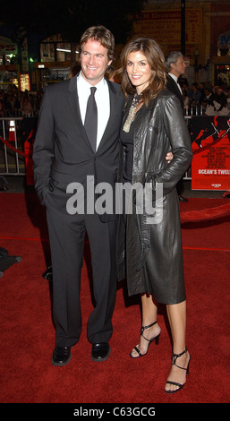 Cindy Crawford und ihr Ehemann Rande Gerber bei der Premiere des Ozeans ist zwölf, Los Angeles, CA, 8. Dezember 2004. (Foto: John Hayes/Everett Collection) Stockfoto