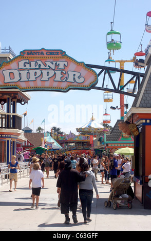 Menschen zu Fuß entlang der Santa Cruz Beach Boardwalk in Santa Cruz, Kalifornien Stockfoto