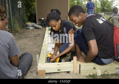 "Aufhellung Brightmoor" beschäftigt Nachbarschaft Sommerprojekt, lokale Jugend und einer internationalen Gruppe von Freiwilligen in Detroit, MI Stockfoto