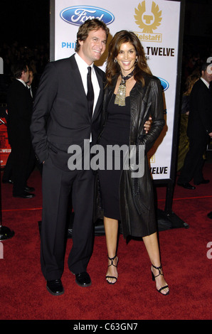 Cindy Crawford und ihr Ehemann Rande Gerber bei der Premiere des Ozeans der zwölf in Los Angeles, 8. Dezember 2004. (Foto: Michael Germana/Everett Collection) Stockfoto