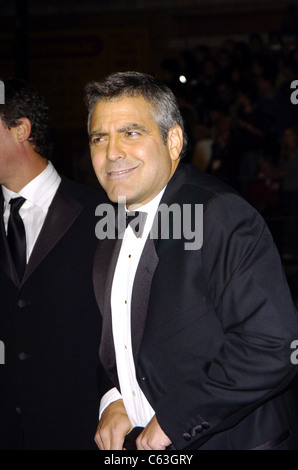 George Clooney bei der Premiere des Ozeans ist zwölf in Los Angeles, 8. Dezember 2004. (Foto: Michael Germana/Everett Collection) Stockfoto