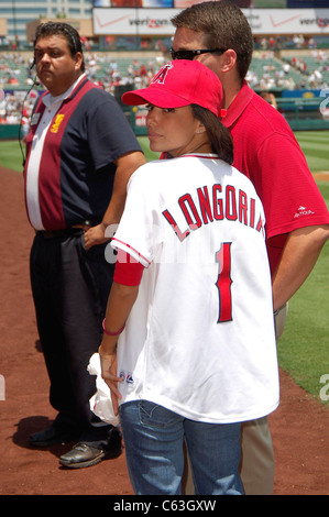 Eva Longoria hat einen Auftritt zu werfen, die erste Seillänge auf der Los Angeles Angels Baseball Spiel gegen die New York Yankees, Angel Stadium, Anaheim, CA, Sonntag, 24. Juli 2005. Foto von: Michael Germana/Everett Collection Stockfoto