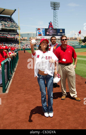 Eva Longoria hat einen Auftritt zu werfen, die erste Seillänge auf der Los Angeles Angels Baseball Spiel gegen die New York Yankees, Angel Stadium, Anaheim, CA, Sonntag, 24. Juli 2005. Foto von: Michael Germana/Everett Collection Stockfoto