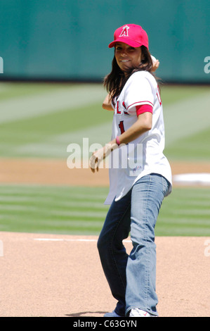 Eva Longoria hat einen Auftritt zu werfen, die erste Seillänge auf der Los Angeles Angels Baseball Spiel gegen die New York Yankees, Angel Stadium, Anaheim, CA, Sonntag, 24. Juli 2005. Foto von: Michael Germana/Everett Collection Stockfoto