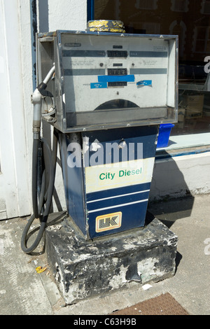 Eine alte stillgelegte Avery Hardoll Diesel Zapfsäule außerhalb Pritchard und Söhne Garage, Llandrindod Wells, Wales UK. Stockfoto