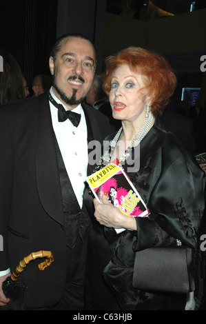 Marc Rosen und Arlene Dahl an der after-Party für die Premiere von LA CAGE AUX FOLLES, NY, 9. Dezember 2004 (Foto von Rob Rich / The Everett Collection) Stockfoto