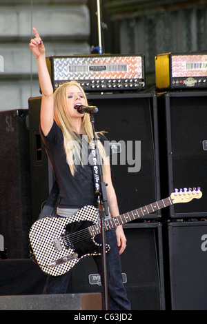 Avril Lavigne im Ankunftsbereich für ABC Good Morning America Summer Concert Series, Bryant Park, New York, NY, 26. August 2005. Foto Stockfoto