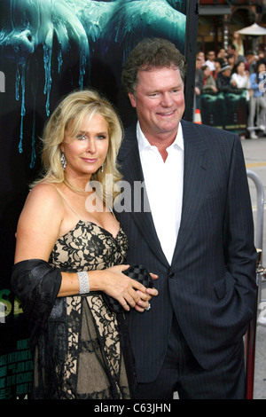 Kathy Hilton, Rick Hilton im Ankunftsbereich für HOUSE OF WAX premiere, Los Angeles, CA, 26. April 2005. Foto von: Effie Naddel/Everett Collection Stockfoto