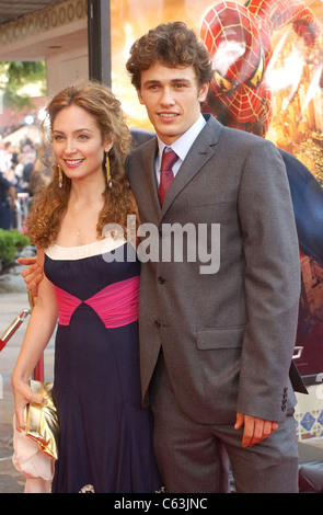 Schauspieler James Franco und seine bisher Robyn Cohen bei der Premiere von SPIDER-MAN 2, Los Angeles, Calif, 22. Juni 2004. (John Hayes/Everett Collection) Stockfoto