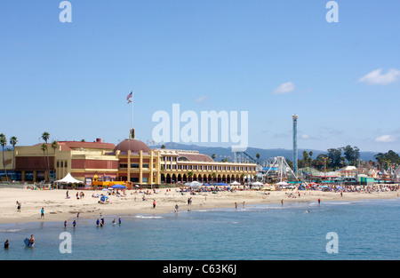 Aktivitäten entlang der Santa Cruz Beach Boardwalk in Santa Cruz, Kalifornien Stockfoto