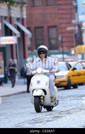 Schauspieler Liev Schreiber, reitet seinen Motorroller in Noho unterwegs für Promi-Schnappschüsse - Freitag, New York, New York 6. August 2010. Foto von: Ray Tamarra/Everett Collection Stockfoto