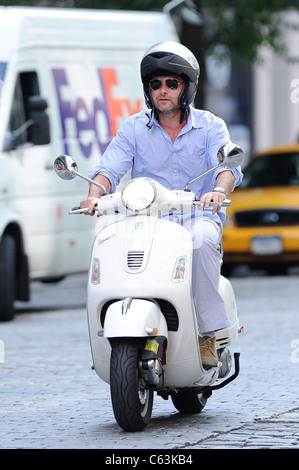 Schauspieler Liev Schreiber, reitet seinen Motorroller in Noho unterwegs für Promi-Schnappschüsse - Freitag, New York, New York 6. August 2010. Foto von: Ray Tamarra/Everett Collection Stockfoto