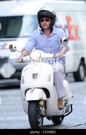 Schauspieler Liev Schreiber, reitet seinen Motorroller in Noho unterwegs für Promi-Schnappschüsse - Freitag, New York, New York 6. August 2010. Foto von: Ray Tamarra/Everett Collection Stockfoto