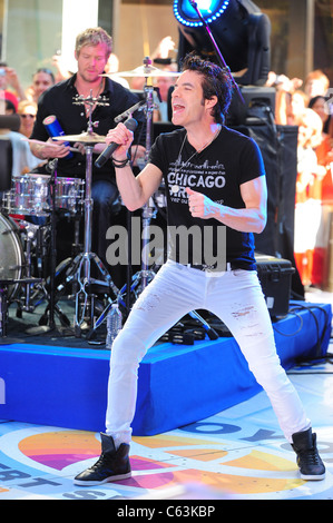 Patrick Monahan, Scott Underwood für NBC heute Show-Konzert mit dem Zug, Rockefeller Plaza, New York, NY 6. August 2010 auf der Bühne. Foto von: Gregorio T. Binuya/Everett Collection Stockfoto