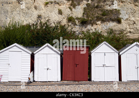 Hölzerne Strandhütten unter den Klippen bei Bier, Devon, England Stockfoto