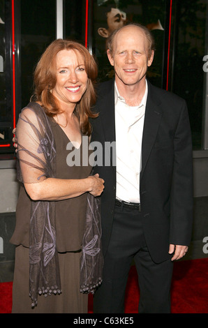 Cheryl Howard, Ron Howard im Ankunftsbereich für Aschenputtel Mann Premiere, Loews Lincoln Square Theater, New York, NY, 1. Juni 2005. Foto von: Gregorio Binuya/Everett Collection Stockfoto