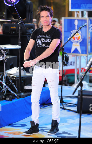 Patrick Monahan für NBC heute Show-Konzert mit dem Zug, Rockefeller Plaza, New York, NY 6. August 2010 auf der Bühne. Foto von: Gregorio T. Binuya/Everett Collection Stockfoto