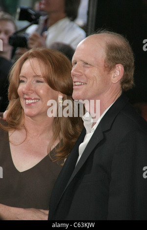 Cheryl Howard, Ron Howard im Ankunftsbereich für Aschenputtel Mann Premiere, Loews Lincoln Square Theater, New York, NY, 1. Juni 2005. Foto von: Rob Rich/Everett Collection Stockfoto