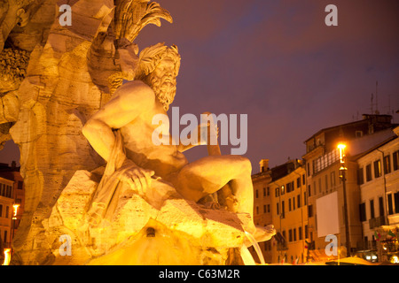 Statue der Fontana dei Quattro Fiumi oder Brunnen der vier Flüsse, blaue Stunde auf dem Platz Piazza Navona in Rom, Italien Stockfoto