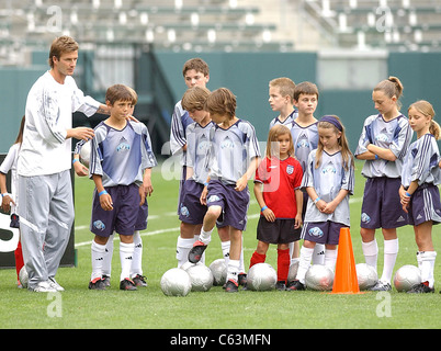 David Beckham, junge Fußballer bei der Pressekonferenz für David Beckham startet Home Depot Soccer Academy, The Home Depot Center Stadium Club, Carson, Kalifornien, 2. Juni 2005. Foto von: John Hayes/Everett Collection Stockfoto