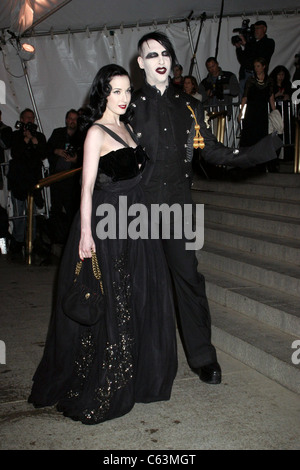 Dita Von Teese, Marilyn Manson im Ankunftsbereich für Costume Institute CHANEL zeigen Opening Night Gala Benefit, Metropolitan Museum Stockfoto