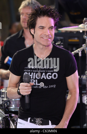 Patrick Monahan für NBC heute Show-Konzert mit dem Zug, Rockefeller Plaza, New York, NY 6. August 2010 auf der Bühne. Foto von: Rob Kim/Everett Collection Stockfoto