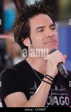 Patrick Monahan für NBC heute Show-Konzert mit dem Zug, Rockefeller Plaza, New York, NY 6. August 2010 auf der Bühne. Foto von: Rob Kim/Everett Collection Stockfoto