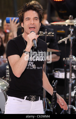 Patrick Monahan für NBC heute Show-Konzert mit dem Zug, Rockefeller Plaza, New York, NY 6. August 2010 auf der Bühne. Foto von: Rob Kim/Everett Collection Stockfoto