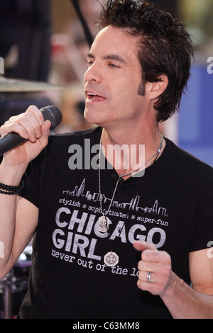 Patrick Monahan für NBC heute Show-Konzert mit dem Zug, Rockefeller Plaza, New York, NY 6. August 2010 auf der Bühne. Foto von: Rob Kim/Everett Collection Stockfoto