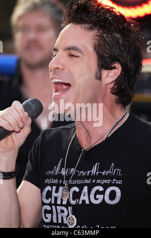 Patrick Monahan für NBC heute Show-Konzert mit dem Zug, Rockefeller Plaza, New York, NY 6. August 2010 auf der Bühne. Foto von: Rob Kim/Everett Collection Stockfoto