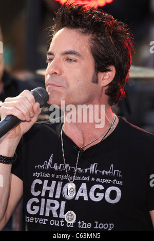 Patrick Monahan für NBC heute Show-Konzert mit dem Zug, Rockefeller Plaza, New York, NY 6. August 2010 auf der Bühne. Foto von: Rob Kim/Everett Collection Stockfoto