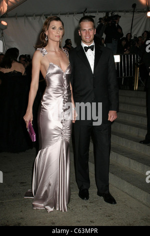 Bridget Moynahan, Tom Brady im Ankunftsbereich für Costume Institute CHANEL zeigen Opening Night Gala Benefit, Metropolitan Museum of Stockfoto