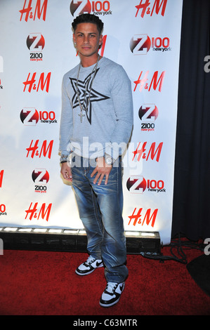 DJ Pauly D in die Teilnehmerliste für das Z100 Jingle Ball 2010 präsentiert von H & M, Madison Square Garden, New York, NY 10. Dezember 2010. Stockfoto