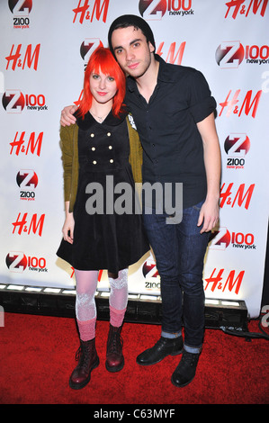 Hayley Williams, Taylor York in Anwesenheit für das Z100 Jingle Ball 2010 präsentiert von H & M, Madison Square Garden, New York, NY 10. Dezember 2010. Foto von: Gregorio T. Binuya/Everett Collection Stockfoto