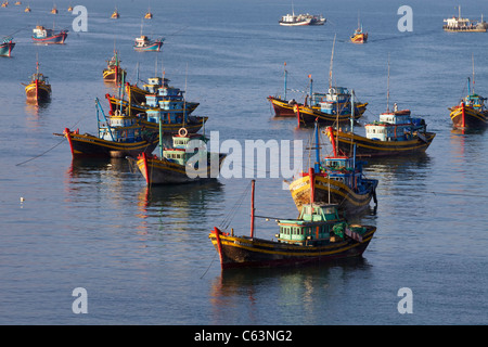 Angelboote/Fischerboote verankert aus die Küste von Mui Ne, Vietnam bei Sonnenaufgang Stockfoto