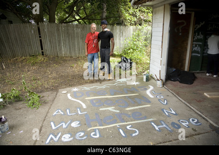 "Aufhellung Brightmoor" beschäftigt Nachbarschaft Sommerprojekt, lokale Jugend und einer internationalen Gruppe von Freiwilligen in Detroit, MI Stockfoto