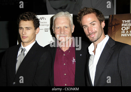 James Franco, Kapitän Dale Dye, Joseph Fiennes im Ankunftsbereich für die große RAID Premiere, Arclight Cinema, Los Angeles, CA, 4. August 2005. Foto von: Michael Germana/Everett Collection Stockfoto