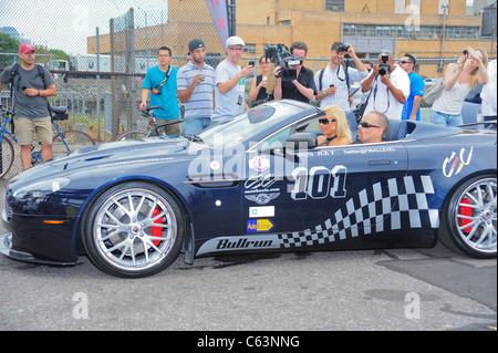 Ice T, Coco bei einem öffentlichen Auftritt für das AMP Energy wichtige Langlauf Car Rally, Pier 54, New York, NY 10. Juli 2010. Foto von: Gregorio T. Binuya/Everett Collection Stockfoto