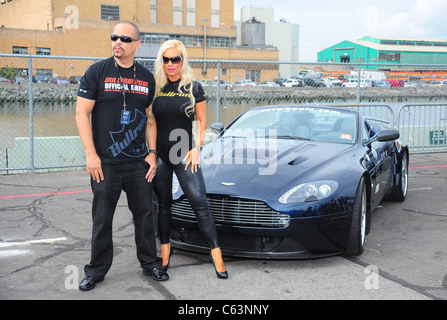 Ice T, Coco bei einem öffentlichen Auftritt für das AMP Energy wichtige Langlauf Car Rally, Pier 54, New York, NY 10. Juli 2010. Foto von: Gregorio T. Binuya/Everett Collection Stockfoto