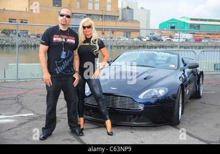 Ice T, Coco bei einem öffentlichen Auftritt für das AMP Energy wichtige Langlauf Car Rally, Pier 54, New York, NY 10. Juli 2010. Foto von: Gregorio T. Binuya/Everett Collection Stockfoto