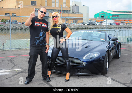 Ice T, Coco bei einem öffentlichen Auftritt für das AMP Energy wichtige Langlauf Car Rally, Pier 54, New York, NY 10. Juli 2010. Foto von: Gregorio T. Binuya/Everett Collection Stockfoto