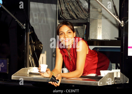 Rosario Dawson vor Ort für American Express: New York City Karte Ice Cream Werbegeschenk, Union Square Park in Manhattan, New York, NY, 4. August 2005. Foto von: Gregorio Binuya/Everett Collection Stockfoto