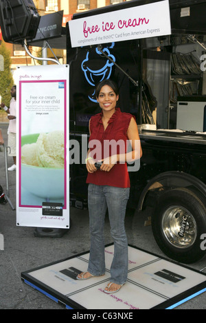 Rosario Dawson vor Ort für American Express: New York City Karte Ice Cream Werbegeschenk, Union Square Park in Manhattan, New York, NY, 4. August 2005. Foto von: Gregorio Binuya/Everett Collection Stockfoto