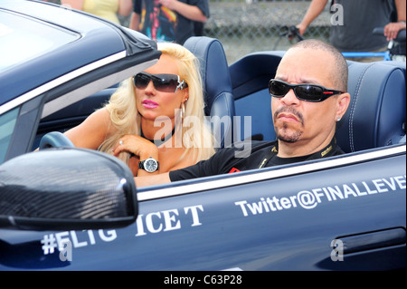 Ice T, Coco bei einem öffentlichen Auftritt für das AMP Energy wichtige Langlauf Car Rally, Pier 54, New York, NY 10. Juli 2010. Foto von: Gregorio T. Binuya/Everett Collection Stockfoto