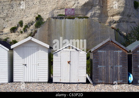 Hölzerne Strandhütten unter den Klippen bei Bier, Devon, England Stockfoto